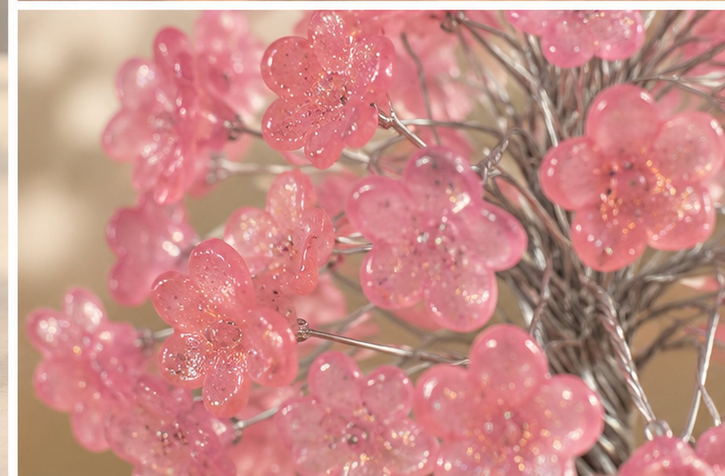 Flores rosas de cristal sobre ramas de alambre